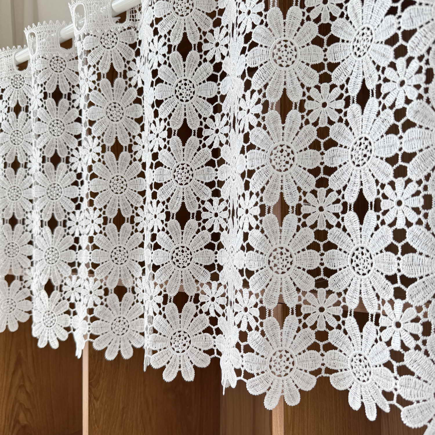 Kitchen Appliances In White - Wit romantisch bloemenkantgordijn wateroplosbaar gehaakt raambehandeling